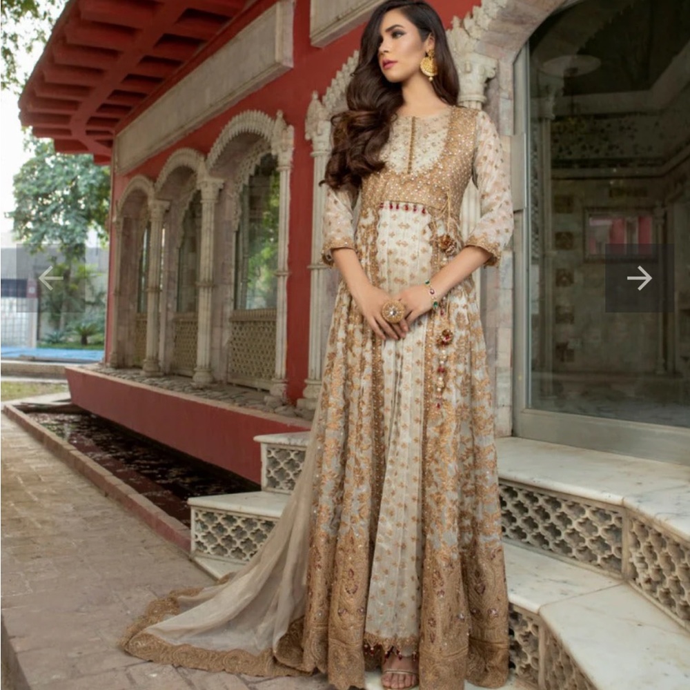 Nakoosh golden mhendi suit